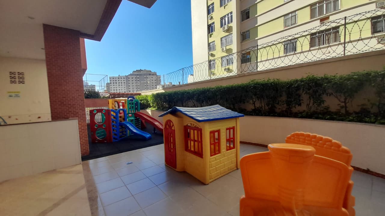 Apartamento a venda  Tijuca colado metrô.